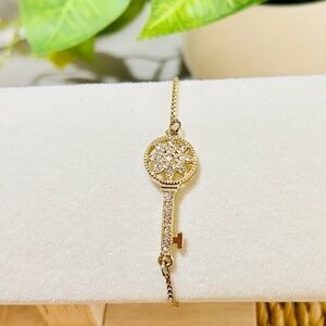 Adjustable Crystal Circle and Flower Skeleton Key Bracelet, Gold Tone